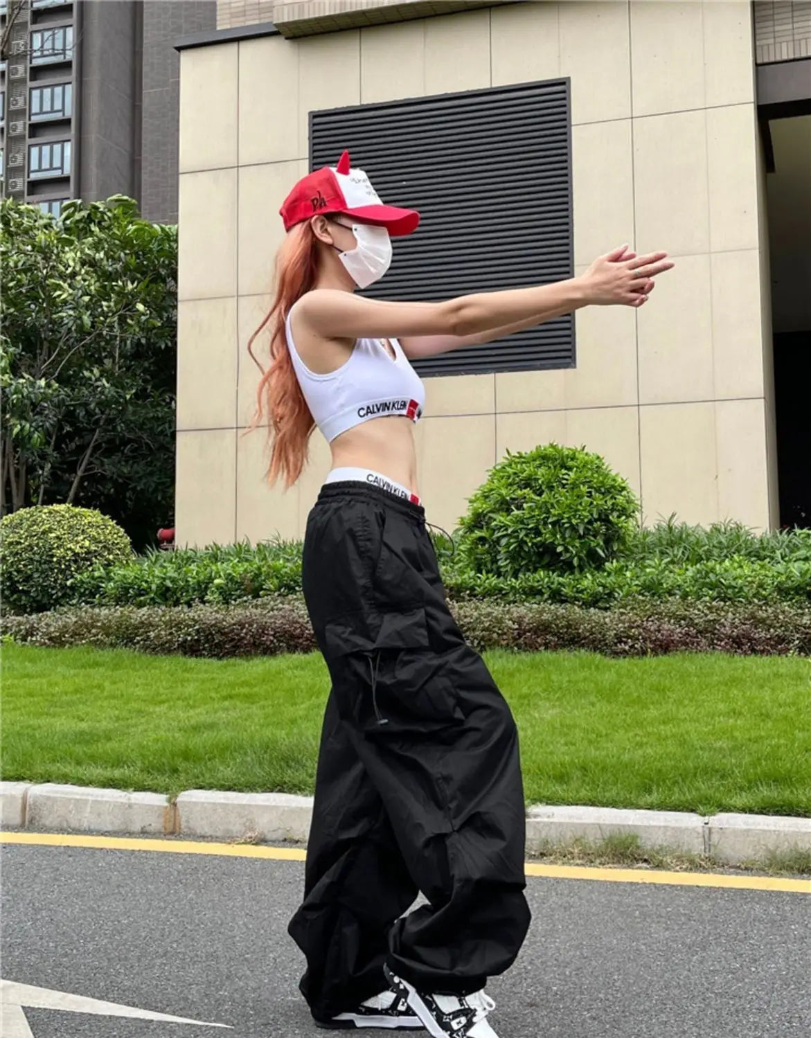 Y2K Black Parachute Cargo Pants – Oversized Wide Leg Streetwear Trousers